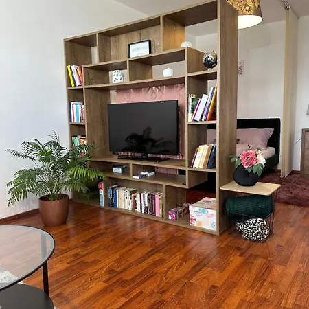 Cozy With Balcony Seating, 9th Floor, Parking アパート