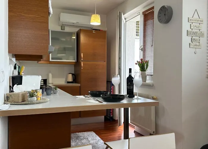 Апартаменты Cozy With Balcony Seating, 9th Floor, Parking